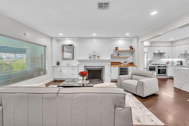 Building Photo - 746 NE 16th Terrace