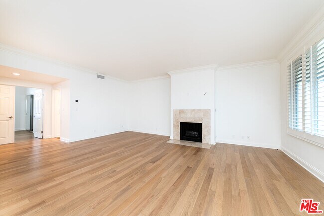 Building Photo - 125 S Elm Dr