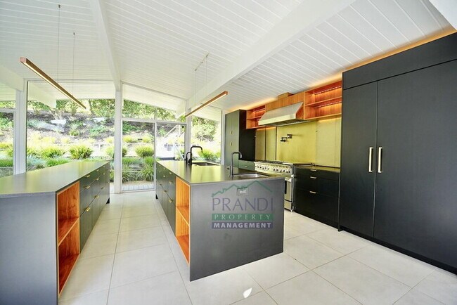 Building Photo - 18 Anchorage Ct