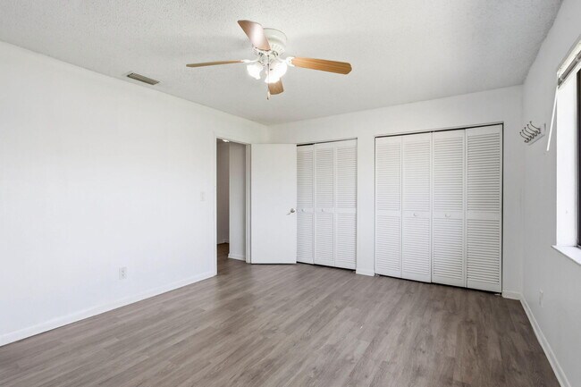 Building Photo - 2305 Seaside Dr