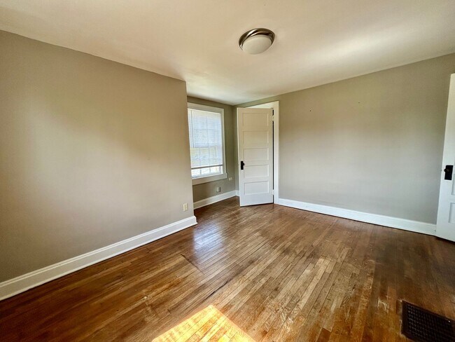 Building Photo - 6 Bedroom in Richmond Near EKU!