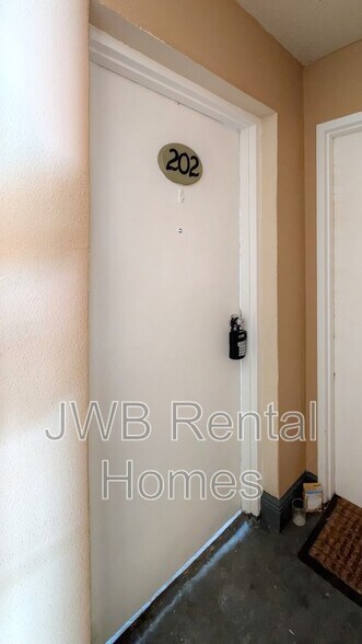 Building Photo - 227 15th Ave N