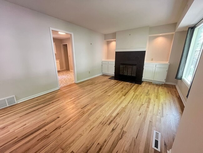 Building Photo - Adorable ranch