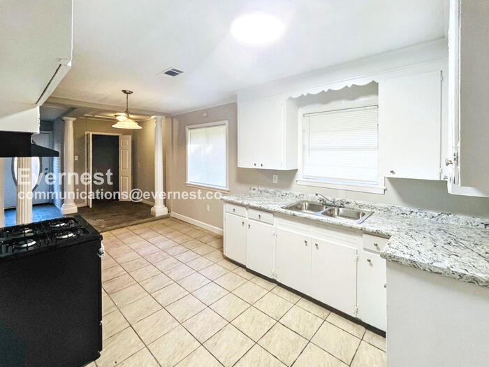 Building Photo - 3010 Center St