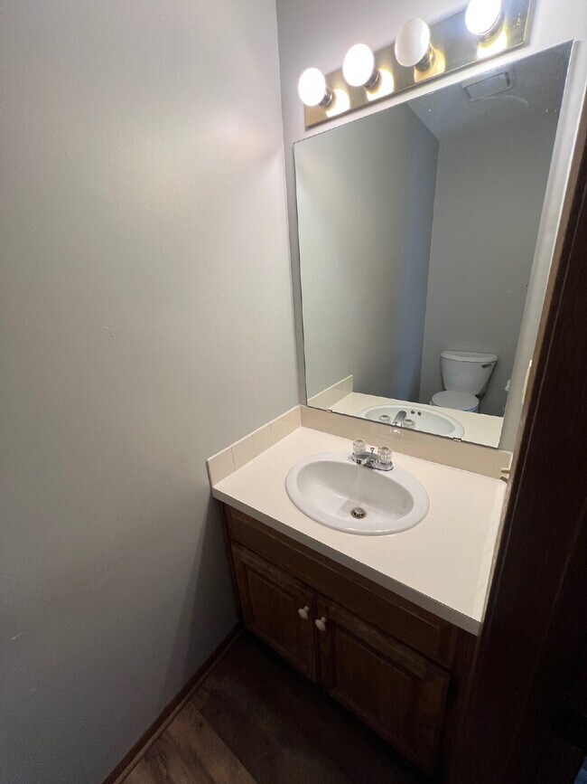 Building Photo - Recently Renovated 2Br / 1.5Ba Home with D...