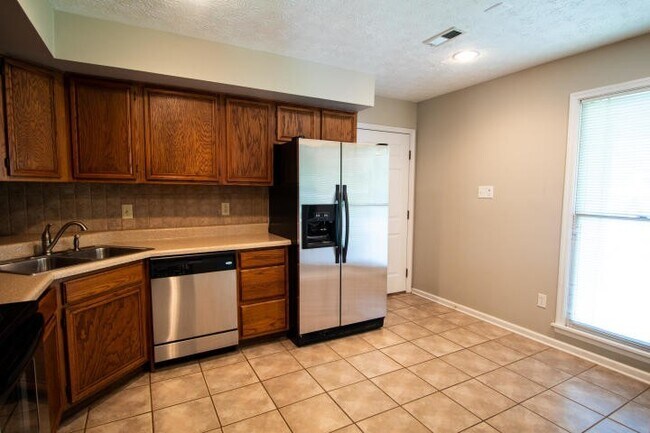 Building Photo - Knoxville 37922 - 3 bedroom, 2 bath with fenced-in yard - Call Susan Niedergeses (865) 300-4722