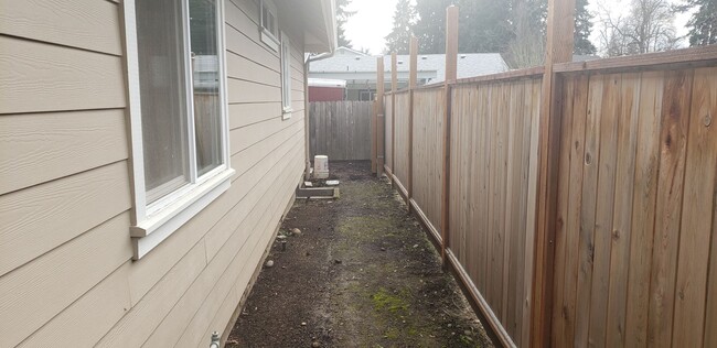 Building Photo - Lovely 3 Bed 2 Bath House in River Road Area
