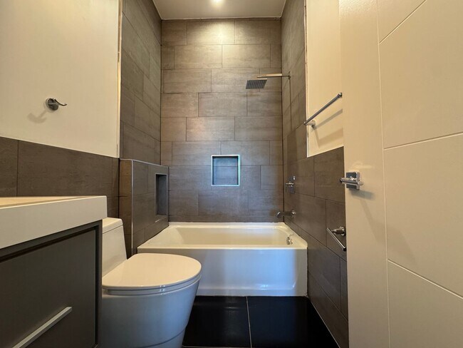 Building Photo - 2028 E Fletcher St