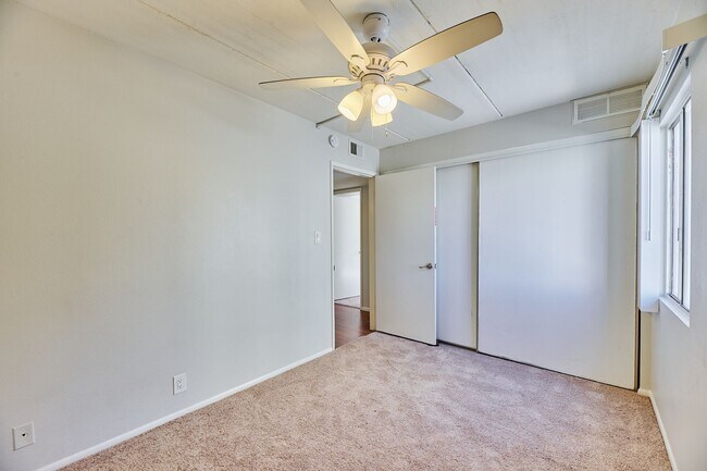 Building Photo - E Camelback