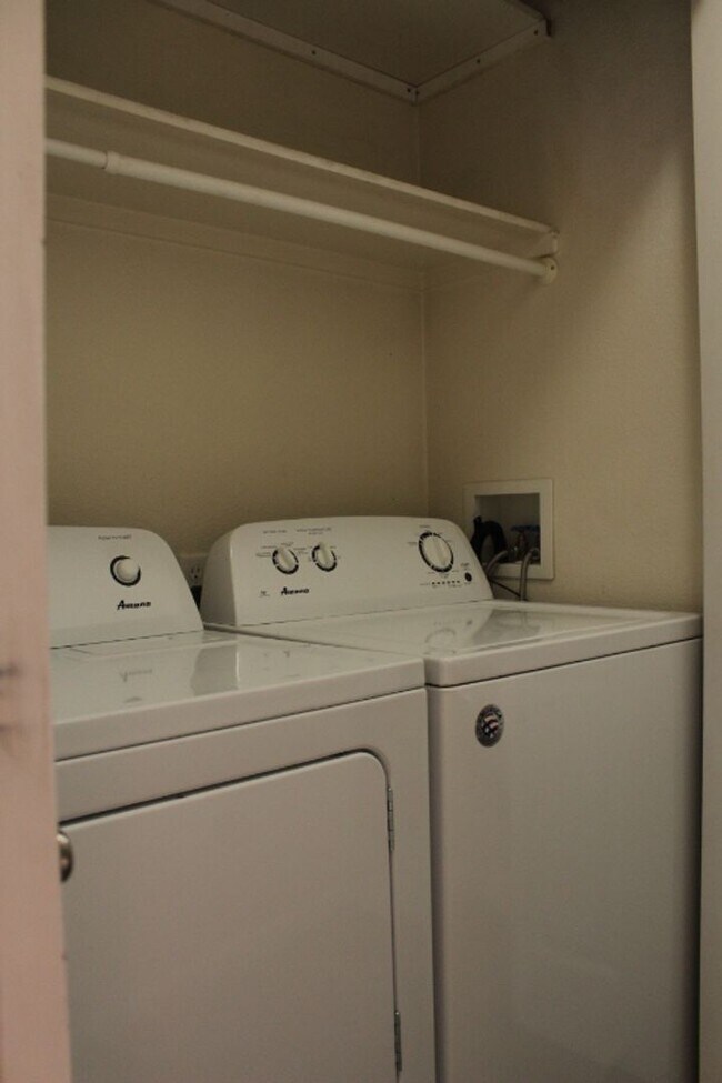 Building Photo - Charming 2 BR/2 BA Condo located in Little...