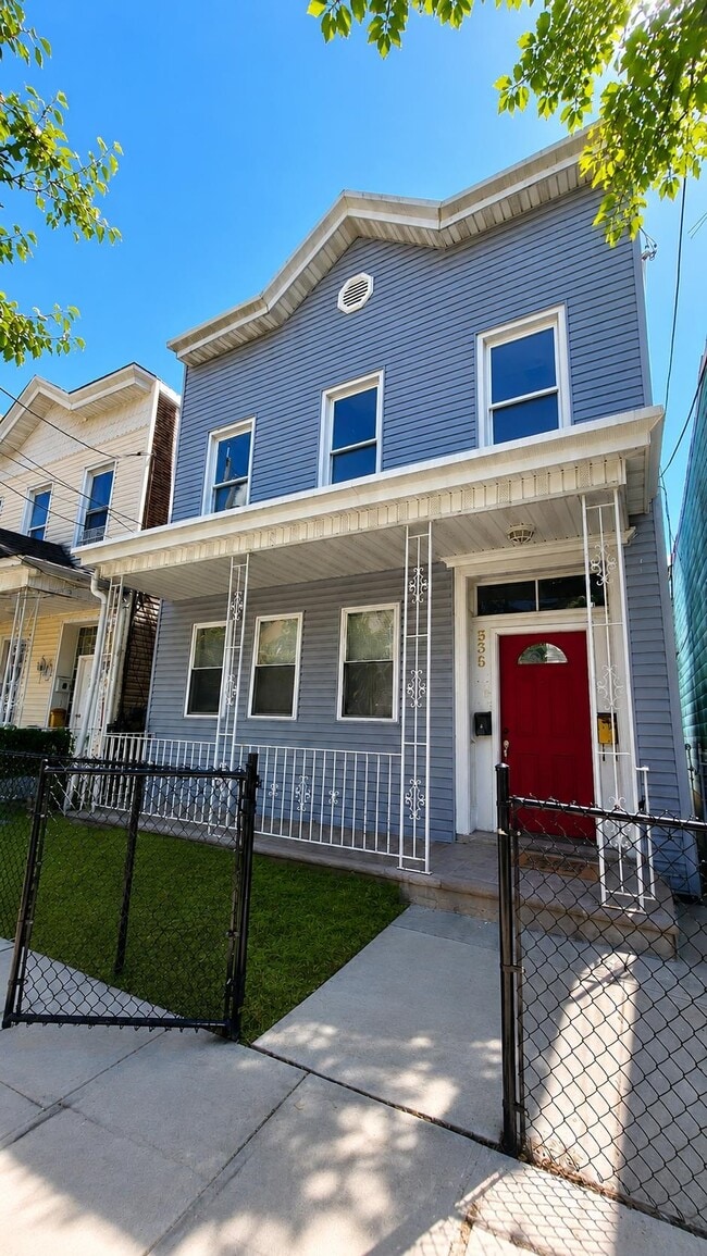 Building Photo - 535 28th St