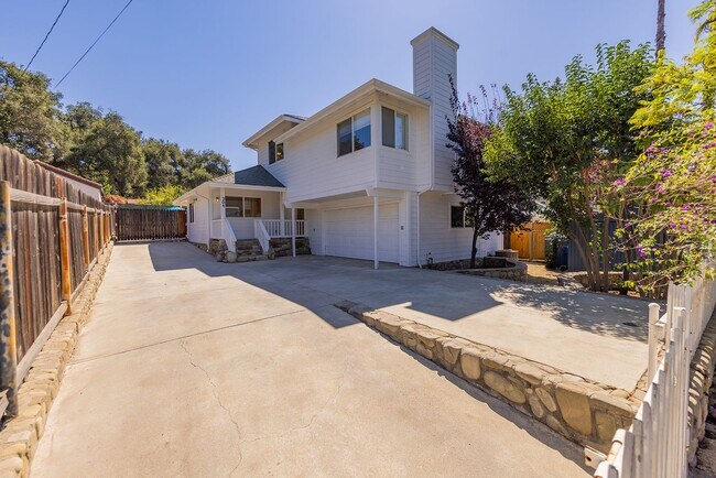 Building Photo - Meiners Oaks Gem
