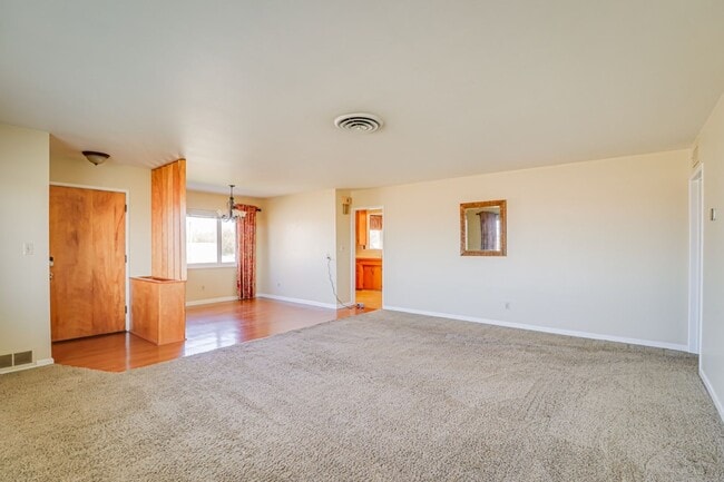 Building Photo - Charming Farmhouse Retreat in Northwest Bakersfield!