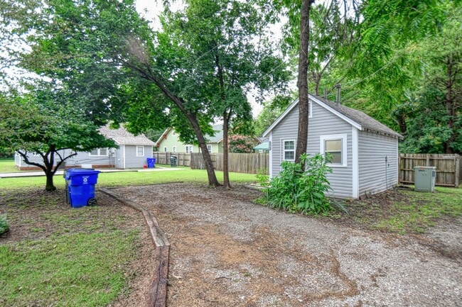 Building Photo - Charming Bungalow!