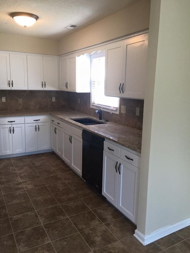 Building Photo - Updated 3 bed 2 bath with 2 car garage and a pool!