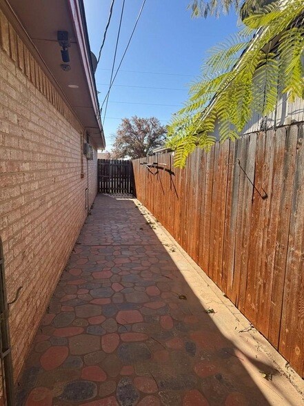 Building Photo - 403 Crenshaw Dr