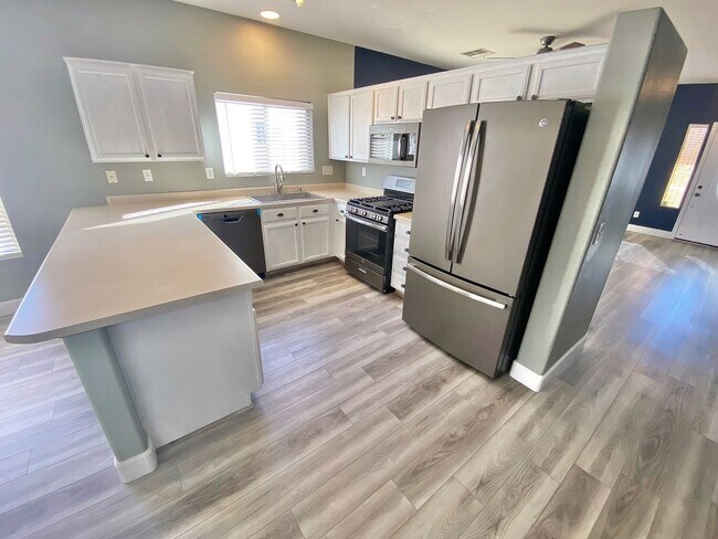 Building Photo - BEAUTIFUL 3 BEDROOM 2 FULL BATHS SINGLE ST...