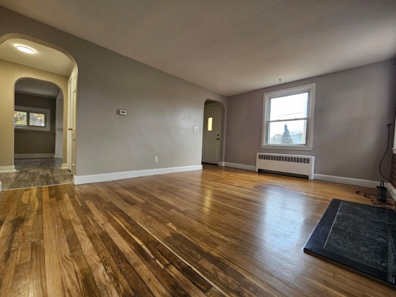 Building Photo - 1162 Main Ave