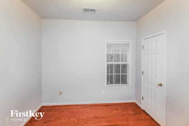 Building Photo - 8672 Eagle Dr