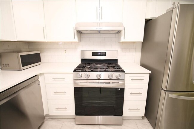 Building Photo - 34 Little Silver Ct