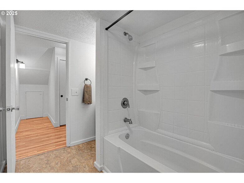 Building Photo - 8325 SW Terwilliger Blvd