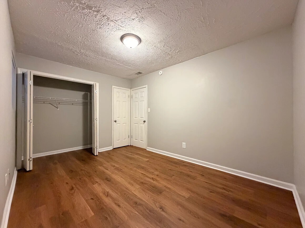 Building Photo - 207 Rustwood Dr