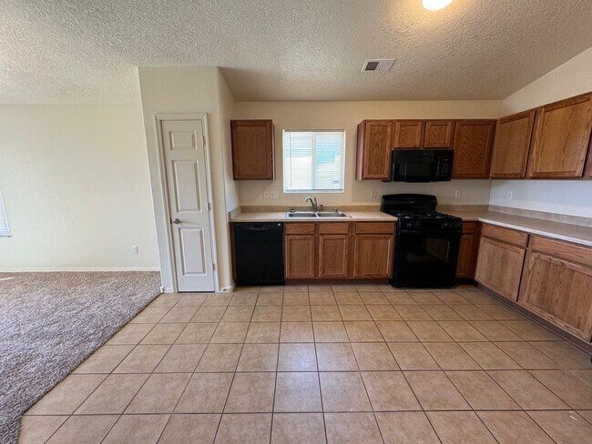 Building Photo - Coming soon!  Great 3 bed, 2 bath, home in Huning Ranch!