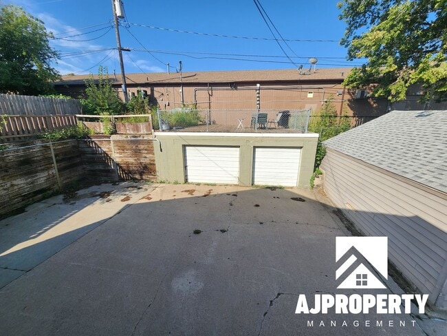 Building Photo - 1013 S Sherman Ave