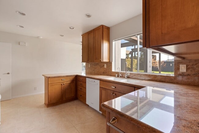 Building Photo - Stunning Mid-Century Modern 4 BR 3 BA with Bonus Room and Office