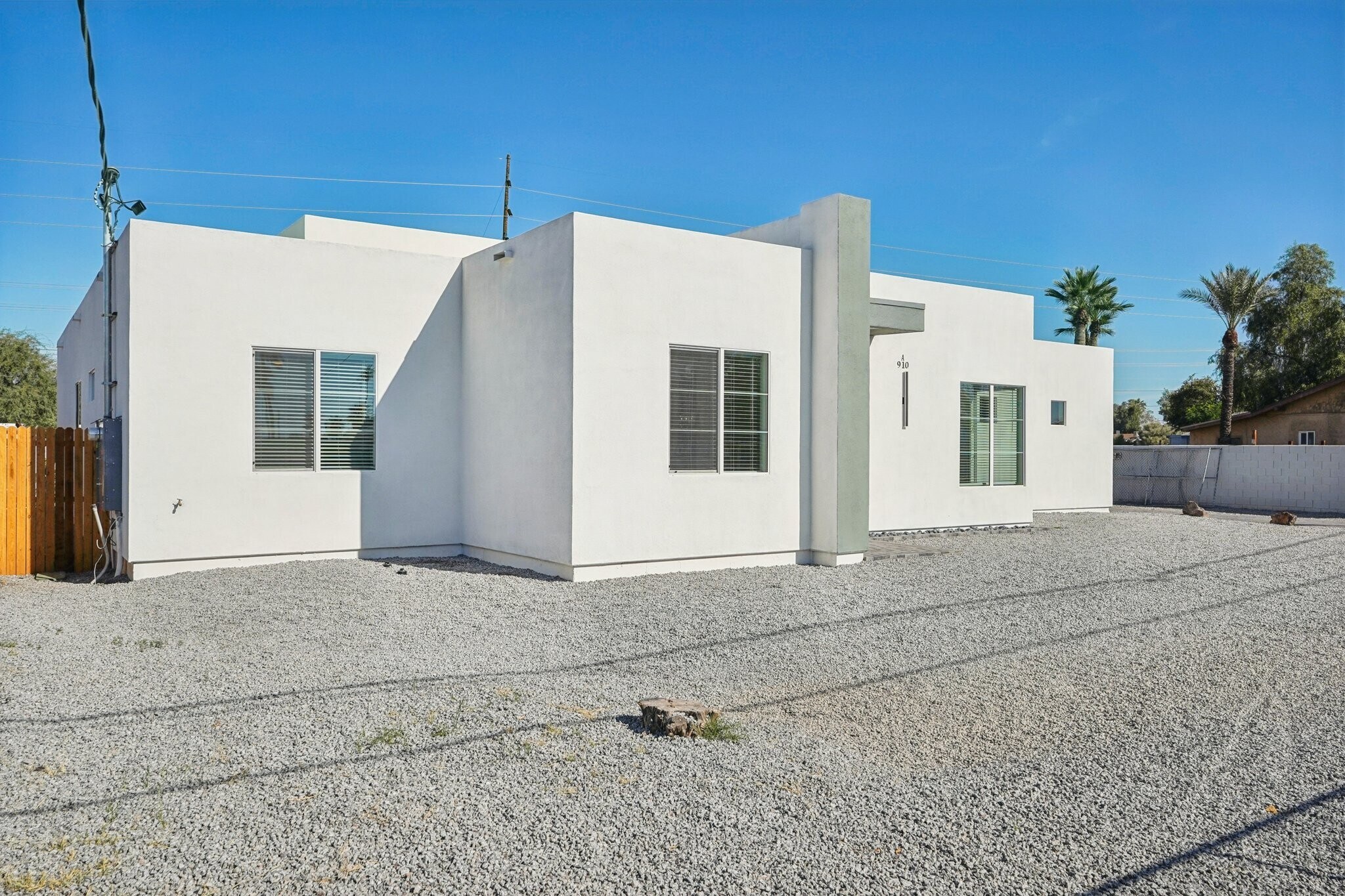 Building Photo - 910 E Roma Ave