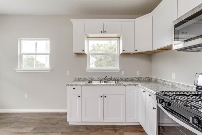 Building Photo - 412 Booth St