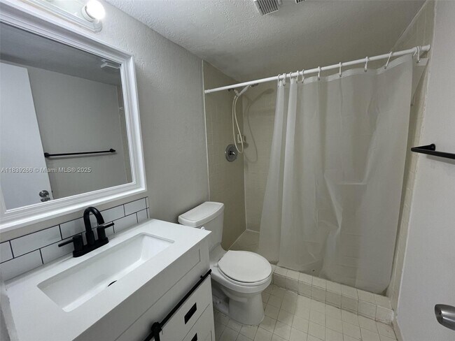 Building Photo - 2624 Riverside Dr