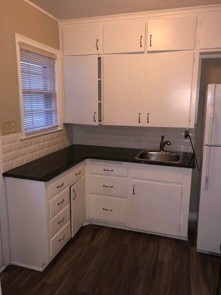 Building Photo - 1304 N Perry Ave