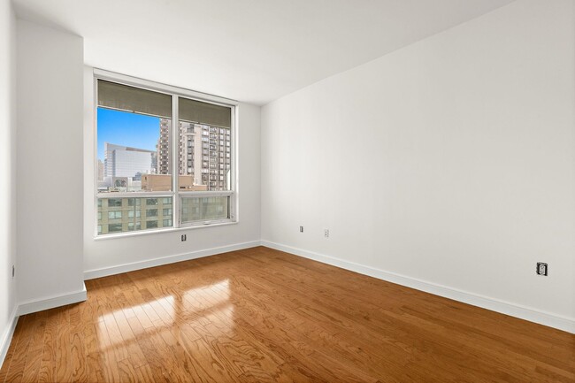 Building Photo - 20 Newport Pkwy