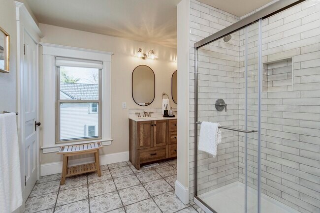 Building Photo - 7223 University Ave