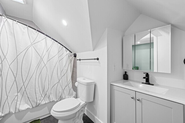 Building Photo - 906 Villa Ave