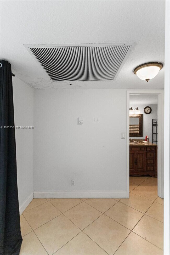 Building Photo - 2030 S Ocean Dr