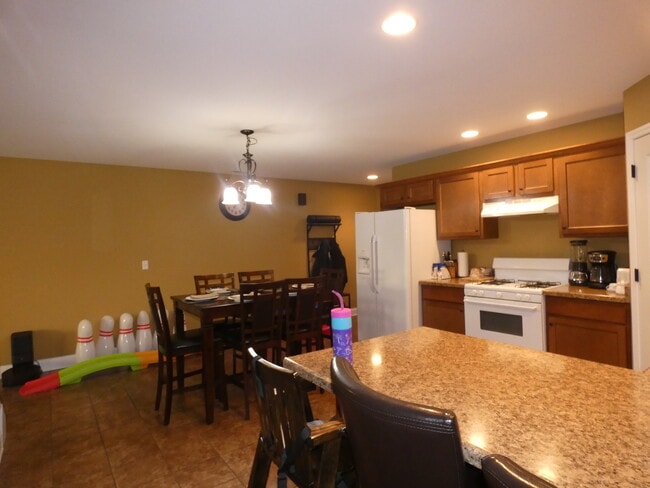 Building Photo - 627 N Edgemere Dr