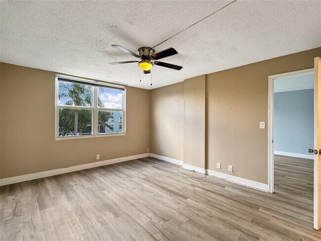 Building Photo - 114 Royal Pk Dr