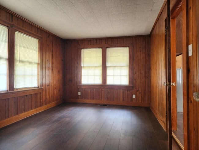 Building Photo - Charming 3-bedroom, 1.5-bathroom home located just a few blocks from Daffin Park