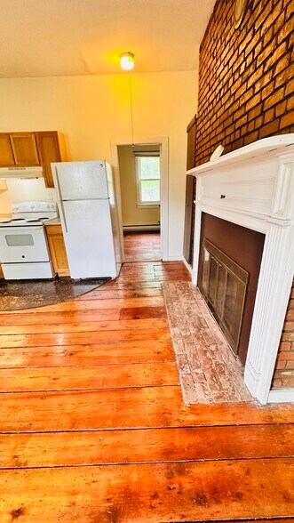 Building Photo - 107 S River St