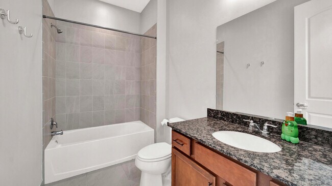 Building Photo - 94 Palm Ln