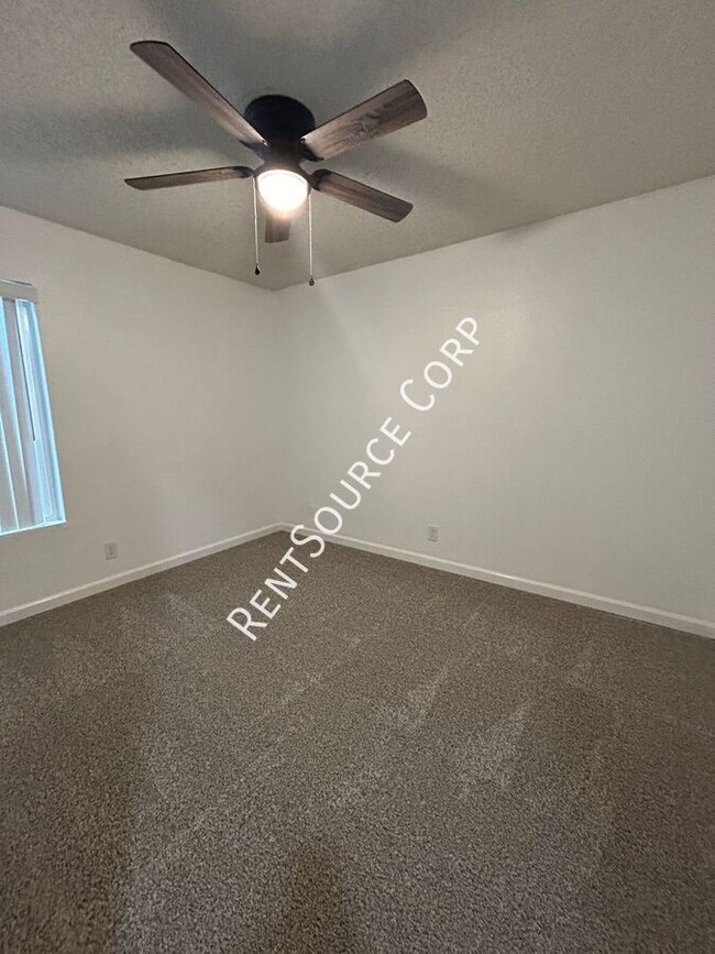 Building Photo - 2 Bedroom 1 Bathroom unit in Lancaster jus...