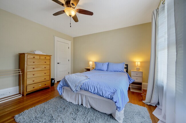 Queen bedroom 3 - 1608 Fayetteville St