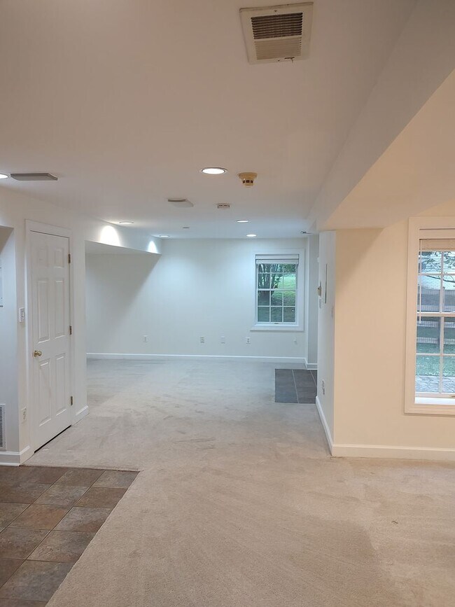Building Photo - Full, Walk-out, Basement Apartment for Rent
