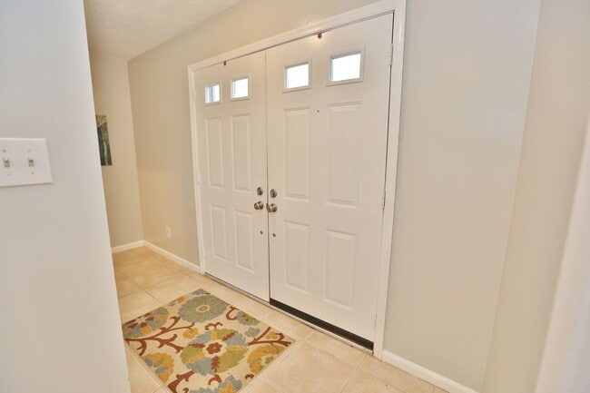 Building Photo - MUST SEE! Charming 3-Bedroom Townhome in Thoroughgood! 1-Car Attached Garage!