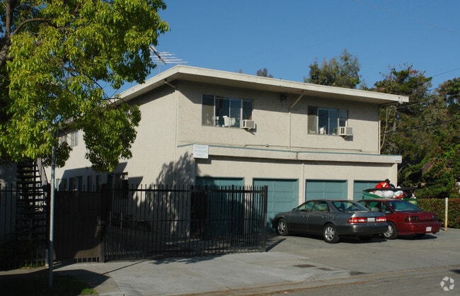 Building Photo - Green Villa North Apartments