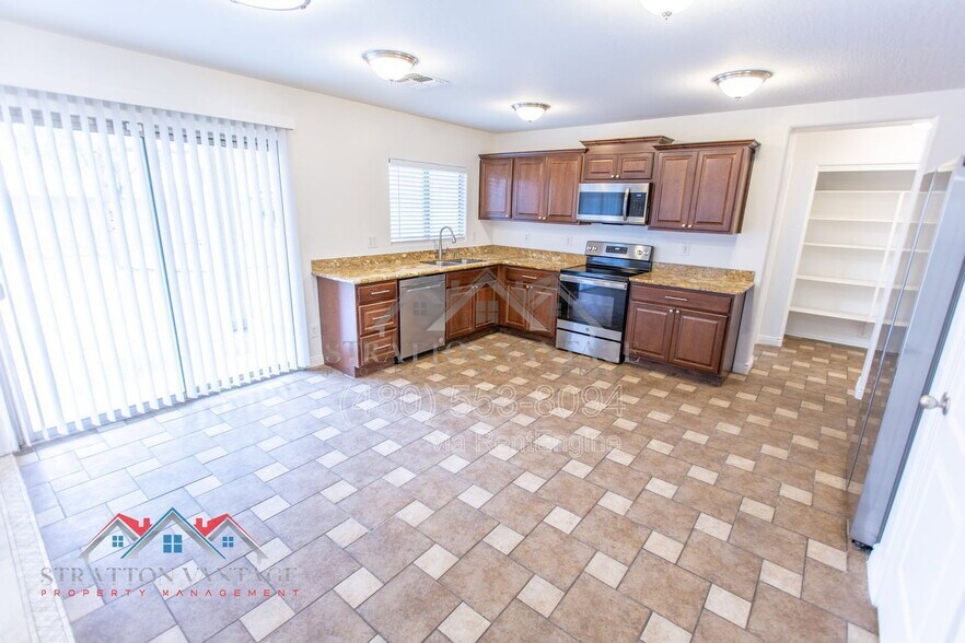 Building Photo - 110 Cholla St