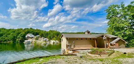 Building Photo - Charming Lakefront 2/3 Bedroom Home on Cla...