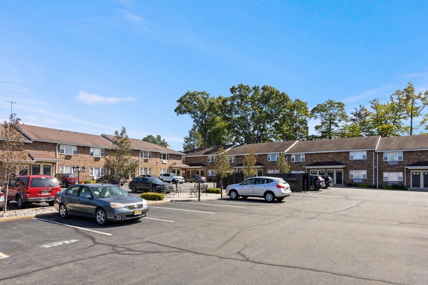 Building Photo - Rosol Court Apartments